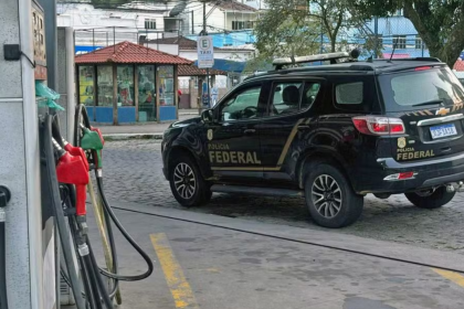Viatura da Polícia Federal em posto de combustível durante investigações sobre esquema de lavagem de dinheiro do jogo do bicho