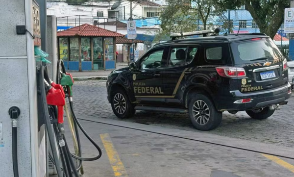 Viatura da Polícia Federal em posto de combustível durante investigações sobre esquema de lavagem de dinheiro do jogo do bicho