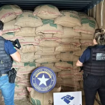 Agentes apreendem drogas camufladas em sacos de café no Porto do Rio