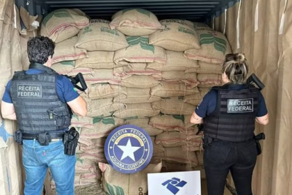 Agentes apreendem drogas camufladas em sacos de café no Porto do Rio