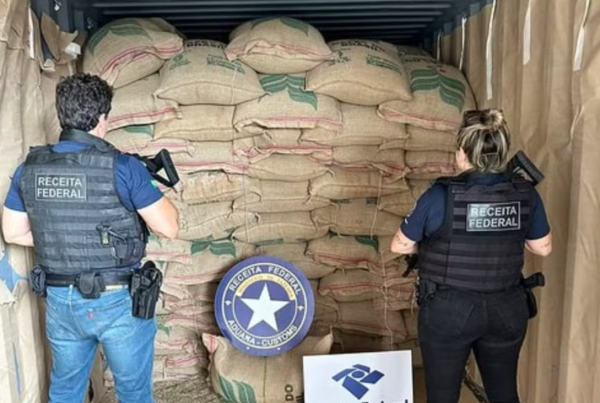 Agentes apreendem drogas camufladas em sacos de café no Porto do Rio