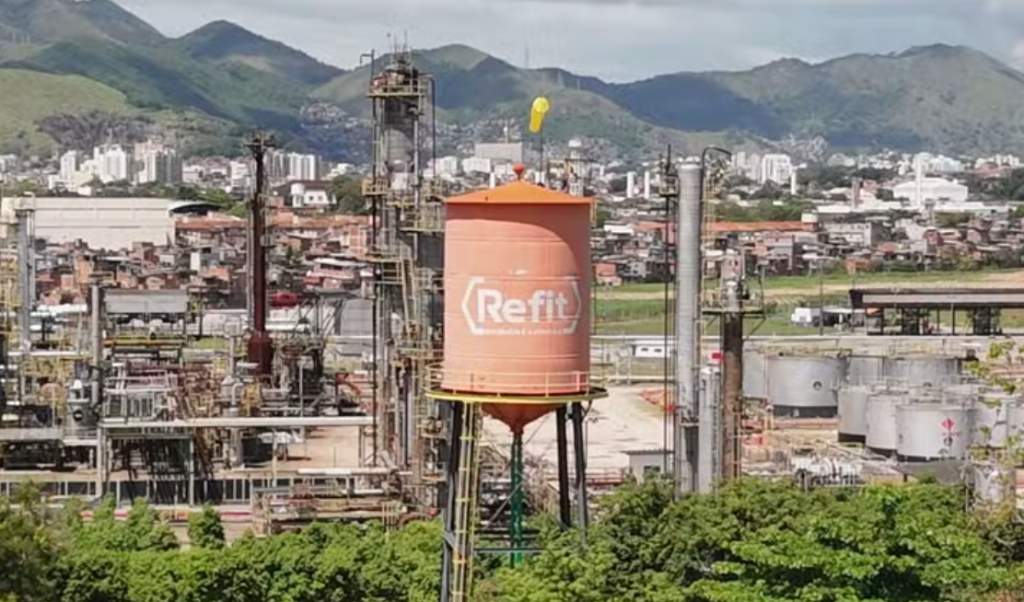 Mesmo suspensa pela Receita e com registro cassado, Refit segue operando no Rio