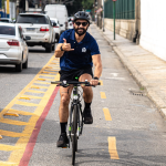Didi Vaz, secretário de Conservação, de bicicleta