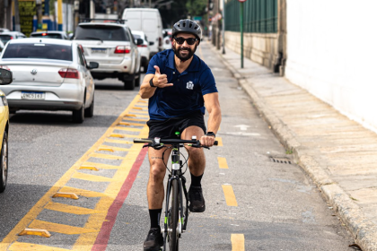 Didi Vaz, secretário de Conservação, de bicicleta