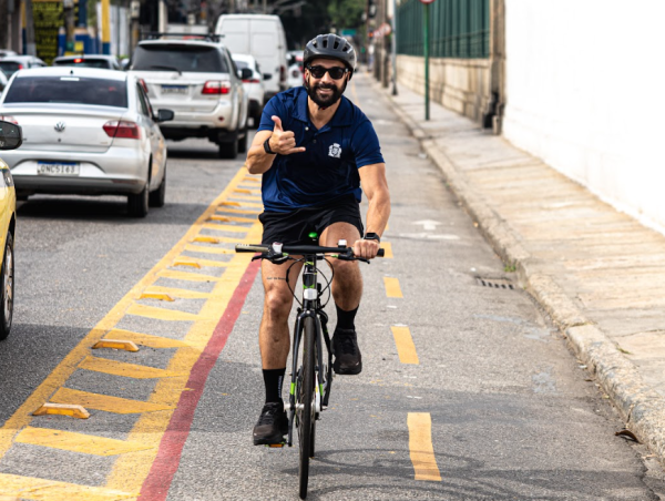Secretário de Conservação, Didi Vaz, troca carro oficial por bicicleta para testar pavimentação da Zona Sul