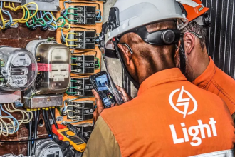 Funcionário da Light em serviço no Rio