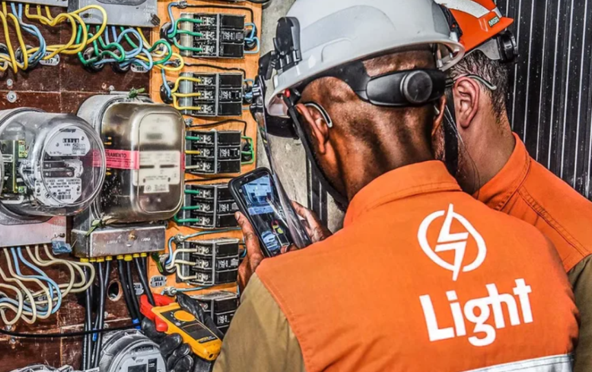 Funcionário da Light em serviço no Rio