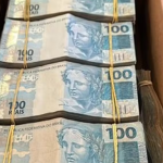 dinheiro em espécie apreendido durante operação contra esquema de fraudes fiscais da Refit