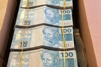 dinheiro em espécie apreendido durante operação contra esquema de fraudes fiscais da Refit