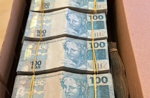 dinheiro em espécie apreendido durante operação contra esquema de fraudes fiscais da Refit