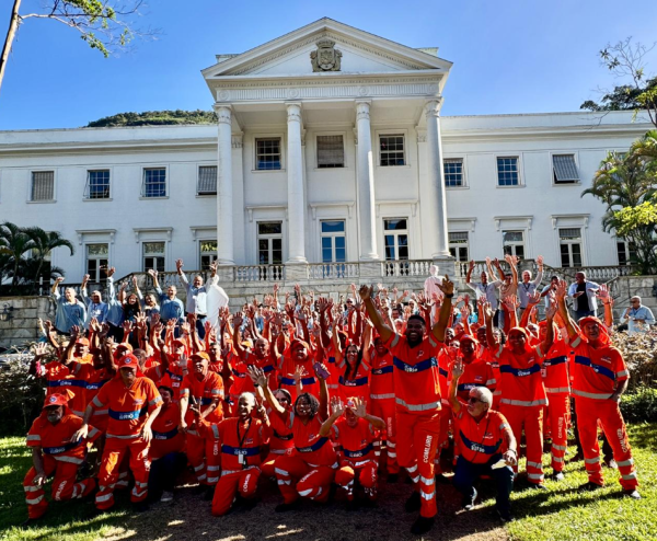 Comlurb completa 51 anos; companhia do Rio é considerada a maior empresa de limpeza urbana da América Latina 53 Agentes da Companhia Municipal de Limpeza Urbana do Rio (Comlurb)