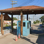 Cancela em entrada de condomínio na Rua das Pacas, em Cabo Frio
