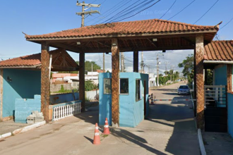 Cancela em entrada de condomínio na Rua das Pacas, em Cabo Frio