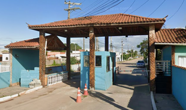 Cancela em entrada de condomínio na Rua das Pacas, em Cabo Frio