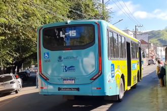 ônibus da empresa Bamonte, a serviço da Prefeitura de Barra do Piraí, circulando na cidade