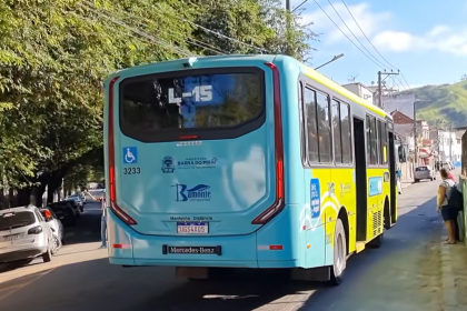 ônibus da empresa Bamonte, a serviço da Prefeitura de Barra do Piraí, circulando na cidade
