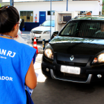 Agente do Detran-RJ em licenciamento de veículo