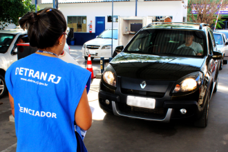 Agente do Detran-RJ em licenciamento de veículo