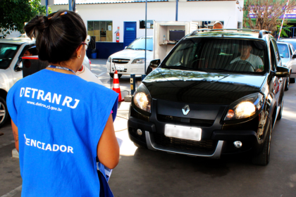 Agente do Detran-RJ em licenciamento de veículo