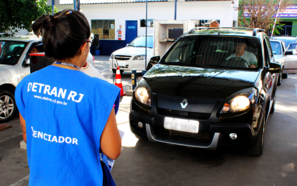 Agente do Detran-RJ em licenciamento de veículo