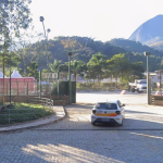 Fachada de garagem da antiga Montreal, em Petrópolis