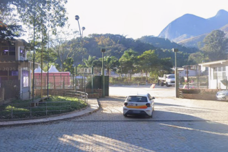 Fachada de garagem da antiga Montreal, em Petrópolis