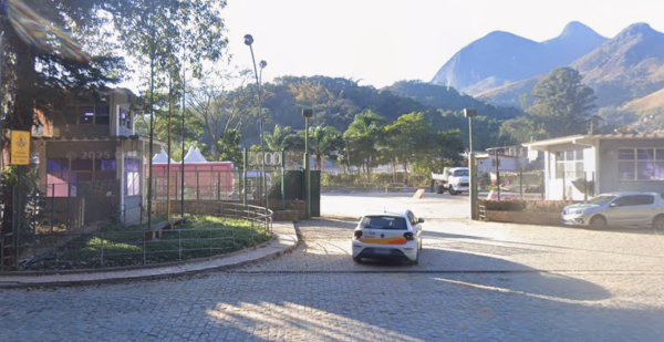Fachada de garagem da antiga Montreal, em Petrópolis