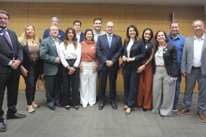 Ricardo Couto e prefeitos após reunião