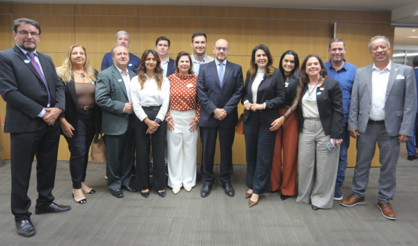 Ricardo Couto e prefeitos após reunião