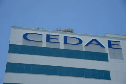 Fachada da sede da Cedae
