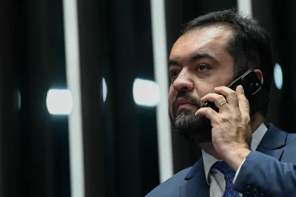 A Polícia Federal apreendeu um aparelho celular e um tablet do ex-governador Cláudio Castro (PL) durante as buscas no apartamento dele.