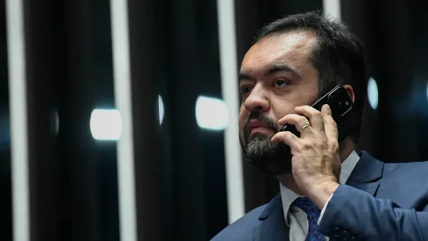 PF apreende celular e tablet de Cláudio Castro em operação contra fraudes no Refit