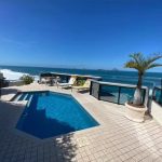 Cobertura duplex de 928 m², com piscina privativa e vista para a Praia do Leblon