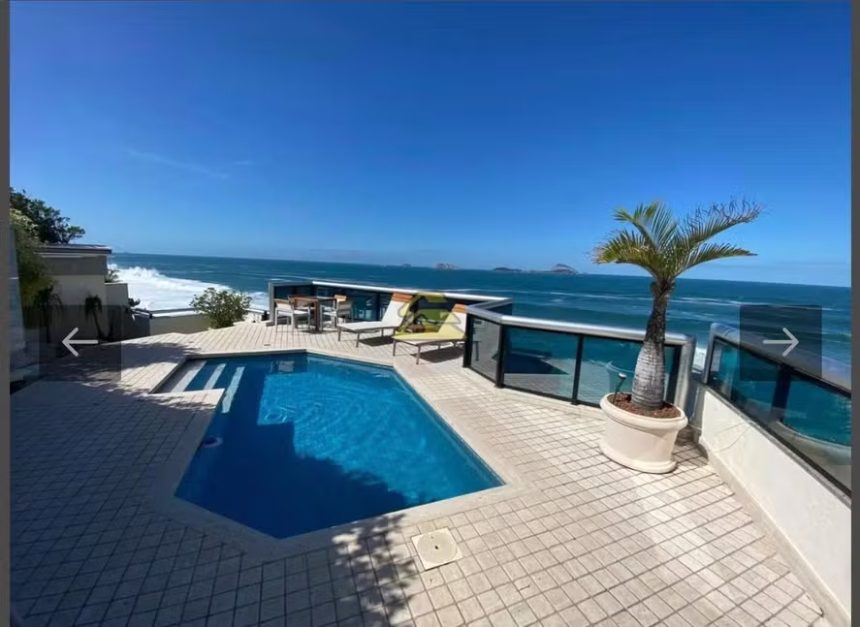Cobertura duplex de 928 m², com piscina privativa e vista para a Praia do Leblon