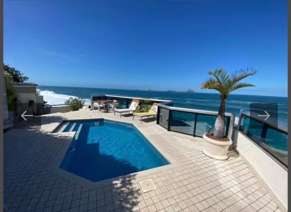 Cobertura duplex de 928 m², com piscina privativa e vista para a Praia do Leblon