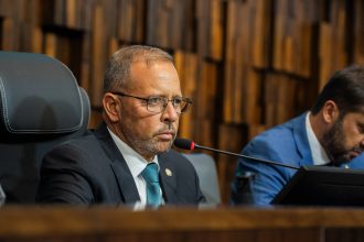 Enquanto presidia a sessão desta quinta-feira (7), Guilherme Delaroli defendeu a atuação da Alerj no caso da prisão de Thiago Rangel