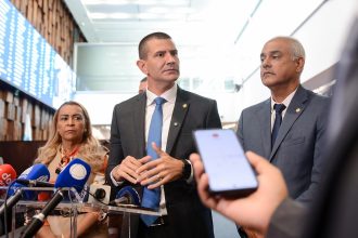 Douglas Ruas em coletiva de imprensa para convocar comissão especial que vai fiscalizar gastos na Alerj