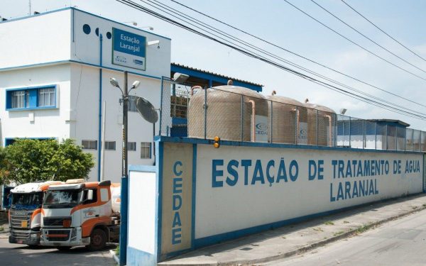 Fachada da estação de tratamento de água Laranjal da Cedae