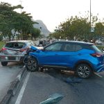 Carros após acidente na Avenida das Américas