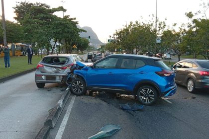 Carros após acidente na Avenida das Américas