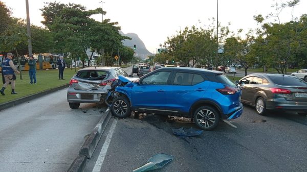 Carros após acidente na Avenida das Américas