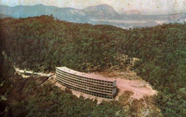 Ruínas do Hotel Panorama, no Morro da Viração, em São Francisco, Niterói