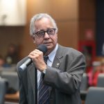 Deputado Dionísio Lins afirmou que vai acionar o Ministério Público contra o fim do pagamento em dinheiro nos ônibus municipais do Rio.