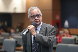 Deputado Dionísio Lins afirmou que vai acionar o Ministério Público contra o fim do pagamento em dinheiro nos ônibus municipais do Rio.