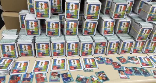 Figurinhas falsificadas da Copa do Mundo encontradas em Nova Iguaçu