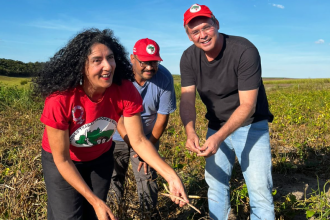 Marina do MST e Lindbergh Farias em novo assentamento da Reforma Agrária em Campos dos Goytacazes