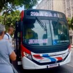 Passageiros em fila para ônibus municipais com destino a Acari