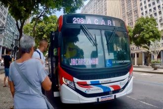 Passageiros em fila para ônibus municipais com destino a Acari