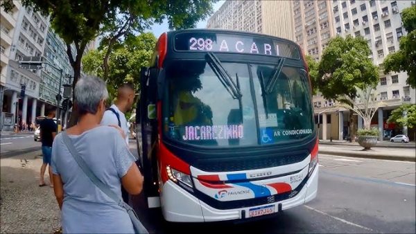 Passageiros em fila para ônibus municipais com destino a Acari