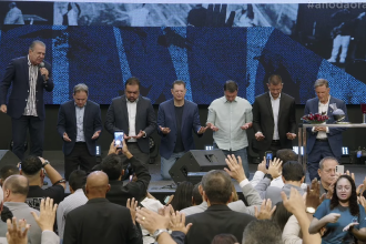 Silas Malafaia orando por Alexandre Isquierdo, Cláudio Castro, Sóstenes Cavalcante, Flávio Bolsonaro, Douglas Ruas e Marcello Crivella